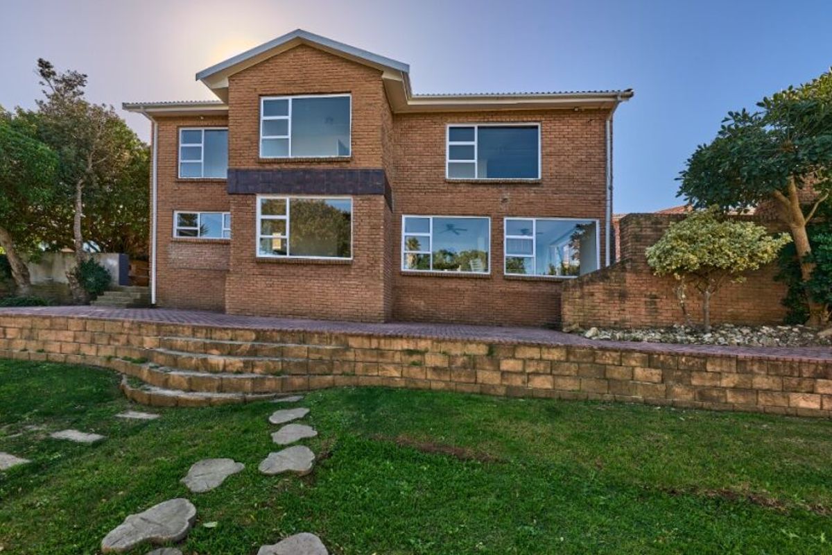 Spacious coastal home with entertainment appeal - Photo 4