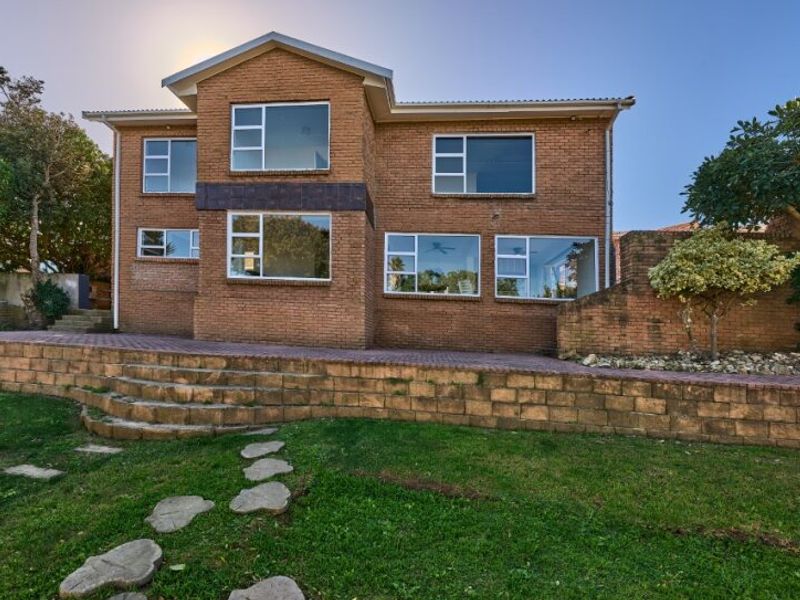 Spacious coastal home with entertainment appeal - Photo 4