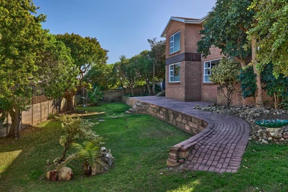 Spacious coastal home with entertainment appeal - Photo 5