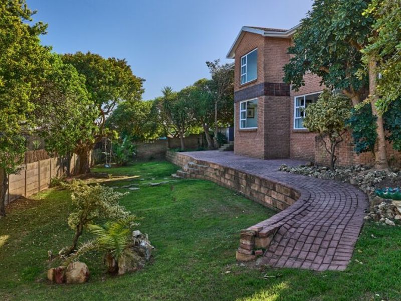 Spacious coastal home with entertainment appeal - Photo 5