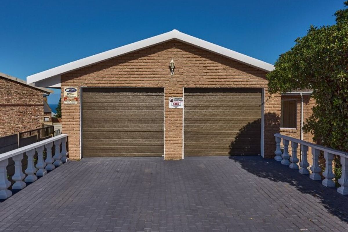 Spacious coastal home with entertainment appeal - Photo 2