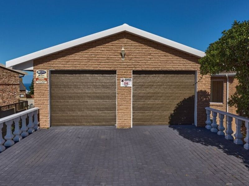 Spacious coastal home with entertainment appeal - Photo 2