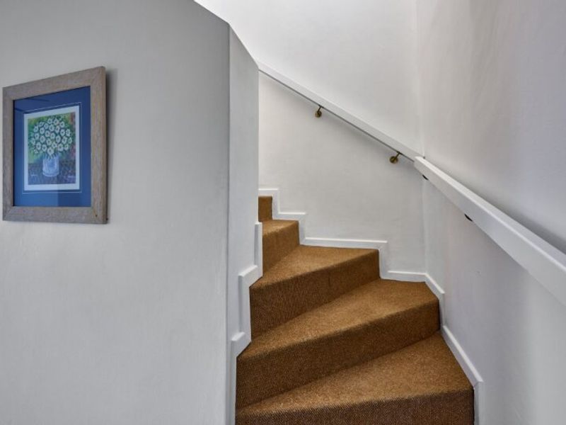 Spacious coastal home with entertainment appeal - Photo 10