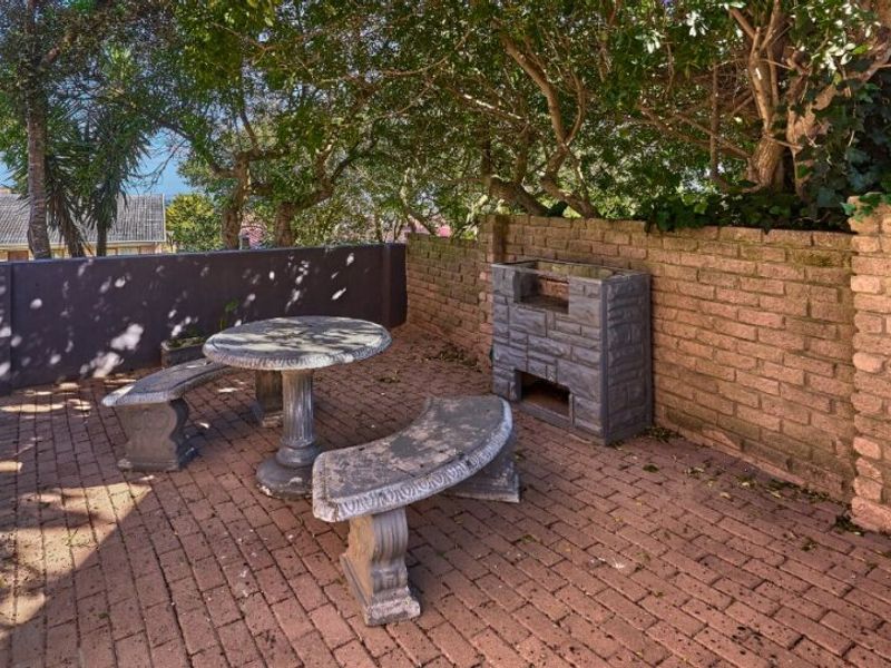 Spacious coastal home with entertainment appeal - Photo 9