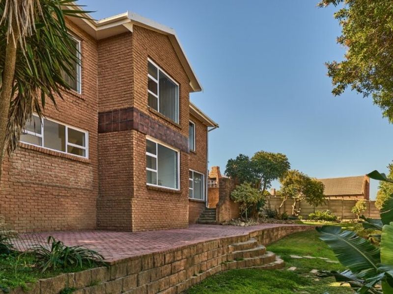 Spacious coastal home with entertainment appeal - Photo 6