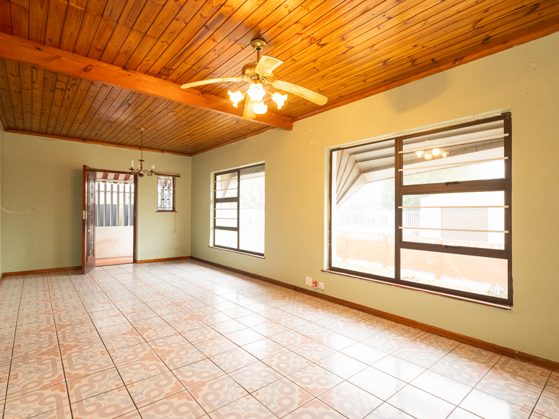 3 bedroom property with 2 bedroom granny flat situated in a quiet neighborhood in Ravensmead. - Photo 3