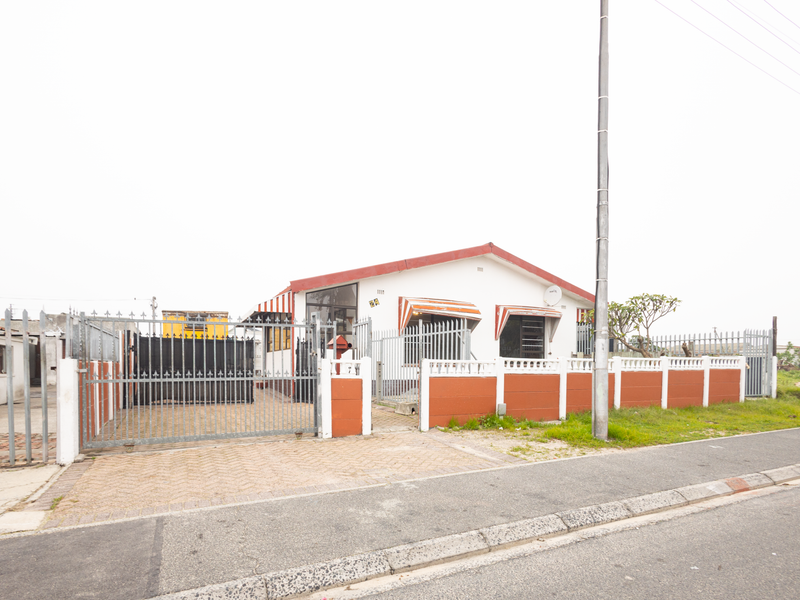 3 bedroom property with 2 bedroom granny flat situated in a quiet neighborhood in Ravensmead. - Photo 1