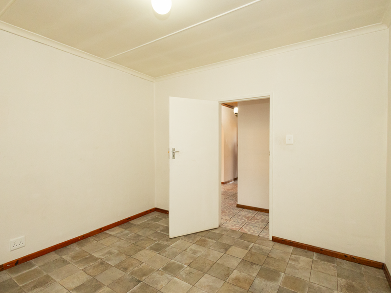 3 bedroom property with 2 bedroom granny flat situated in a quiet neighborhood in Ravensmead. - Photo 9