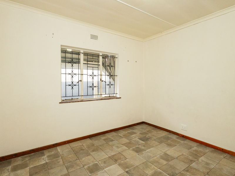 3 bedroom property with 2 bedroom granny flat situated in a quiet neighborhood in Ravensmead. - Photo 8
