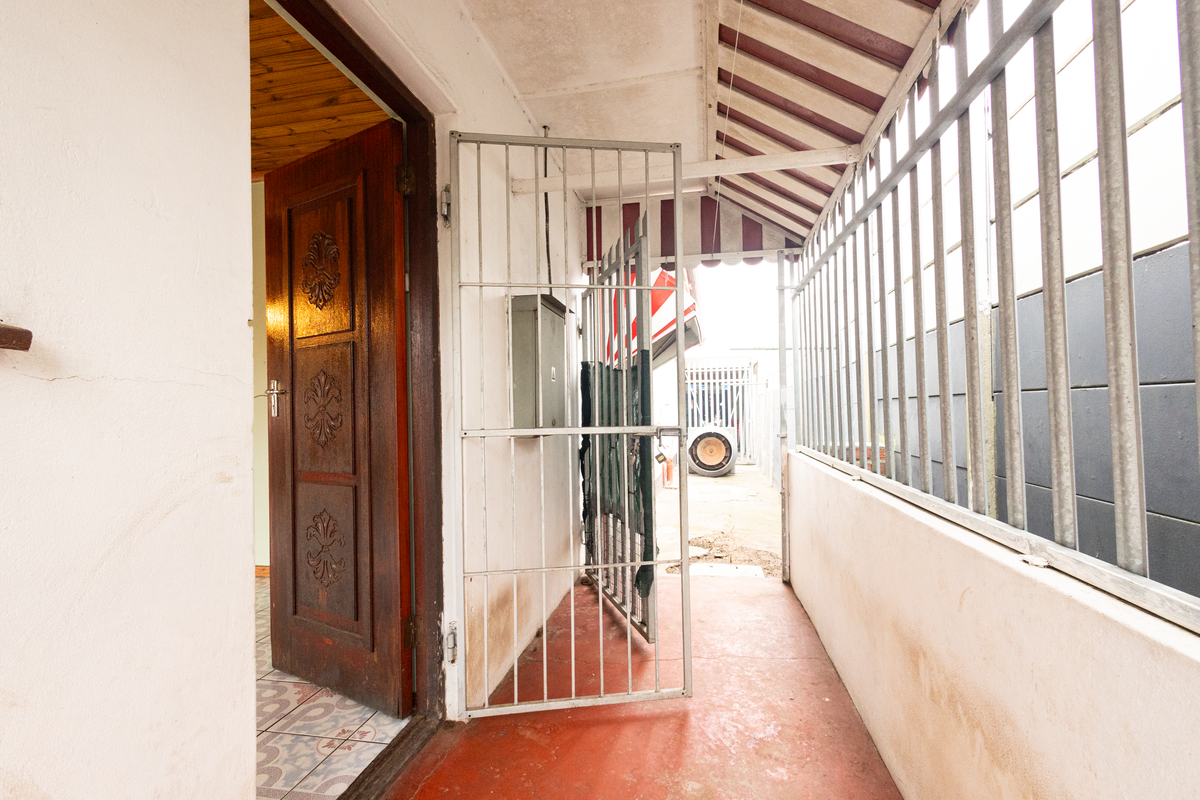 3 bedroom property with 2 bedroom granny flat situated in a quiet neighborhood in Ravensmead. - Photo 2