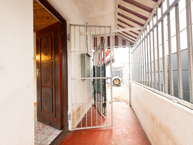 3 bedroom property with 2 bedroom granny flat situated in a quiet neighborhood in Ravensmead. - Photo 2
