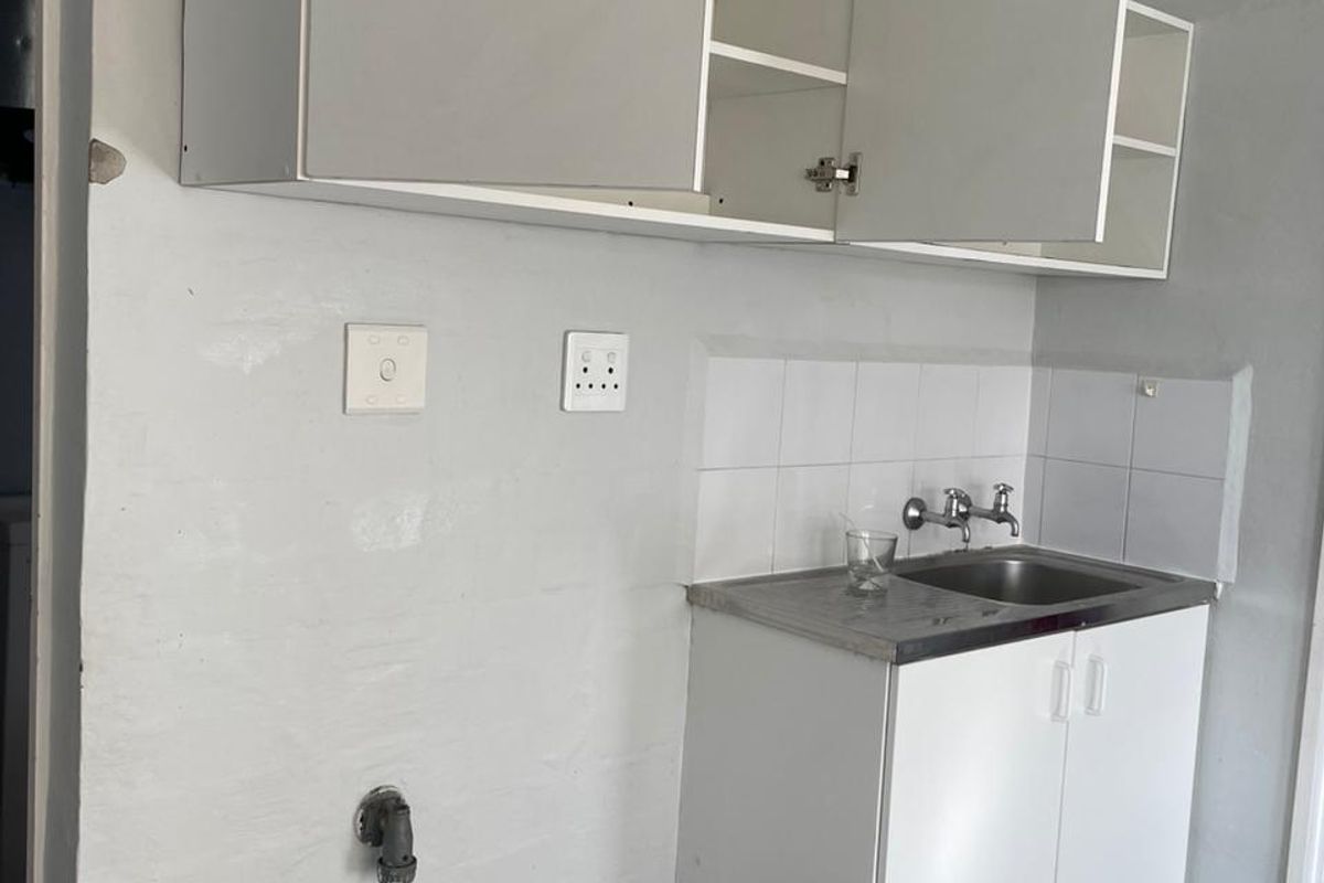 2 Bedroom Apartment in Amalinda - Photo 4