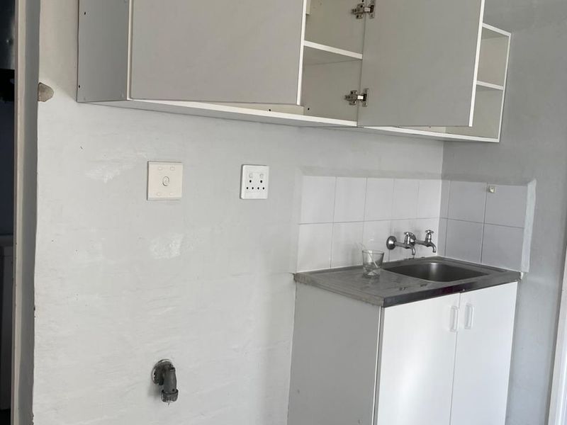 2 Bedroom Apartment in Amalinda - Photo 4