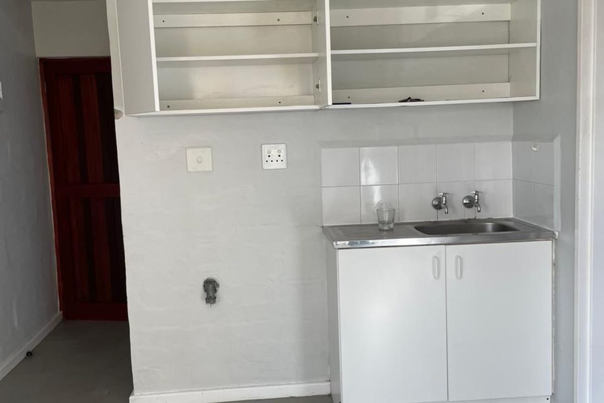 2 Bedroom Apartment in Amalinda - Photo 3