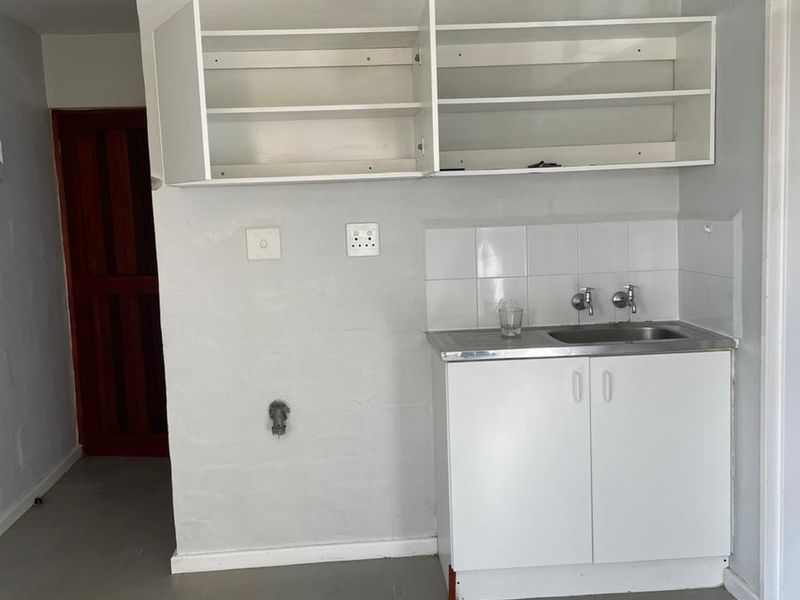 2 Bedroom Apartment in Amalinda - Photo 3