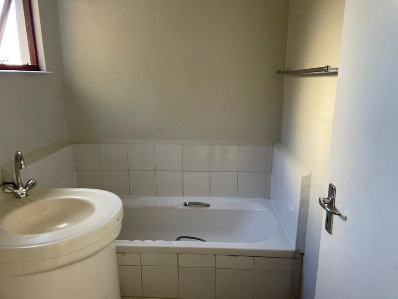 2 Bedroom Apartment in Amalinda - Photo 8