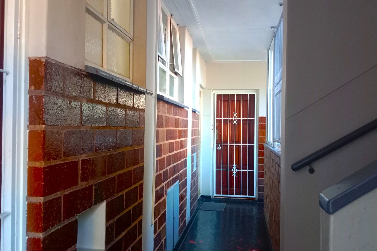 Secure 1 Bedroom Apartment in Quiet Morningside Location - Photo 3