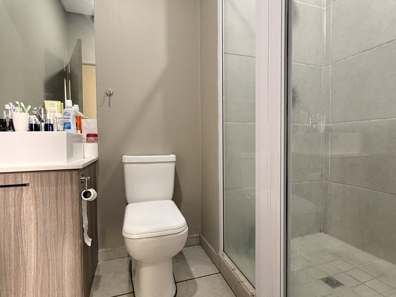 Modern Rosebank Living at The Bolton - Photo 4