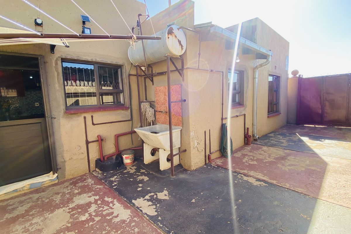 Neat Family Home in Tsakane Ext 15 - Photo 3