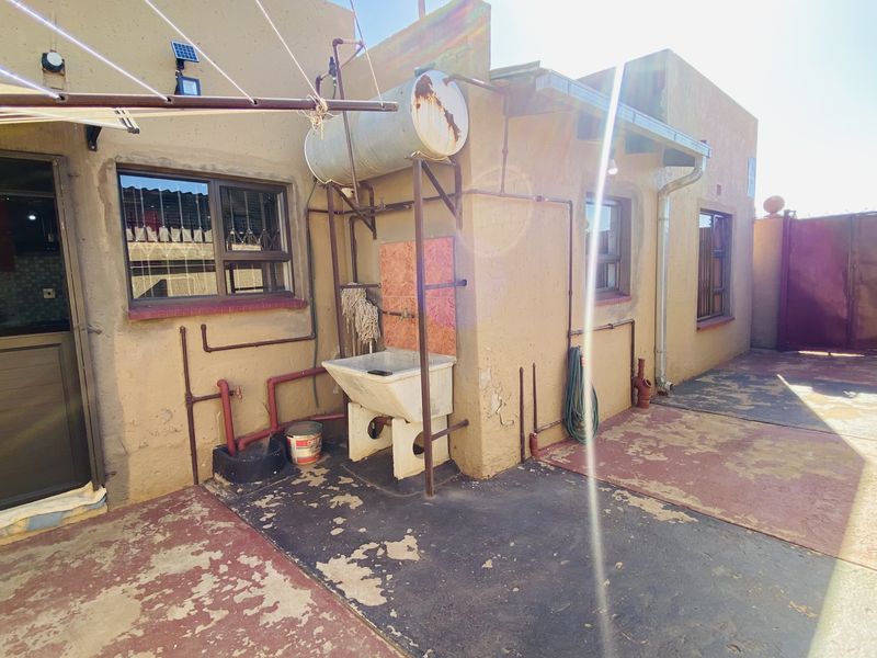 Neat Family Home in Tsakane Ext 15 - Photo 3