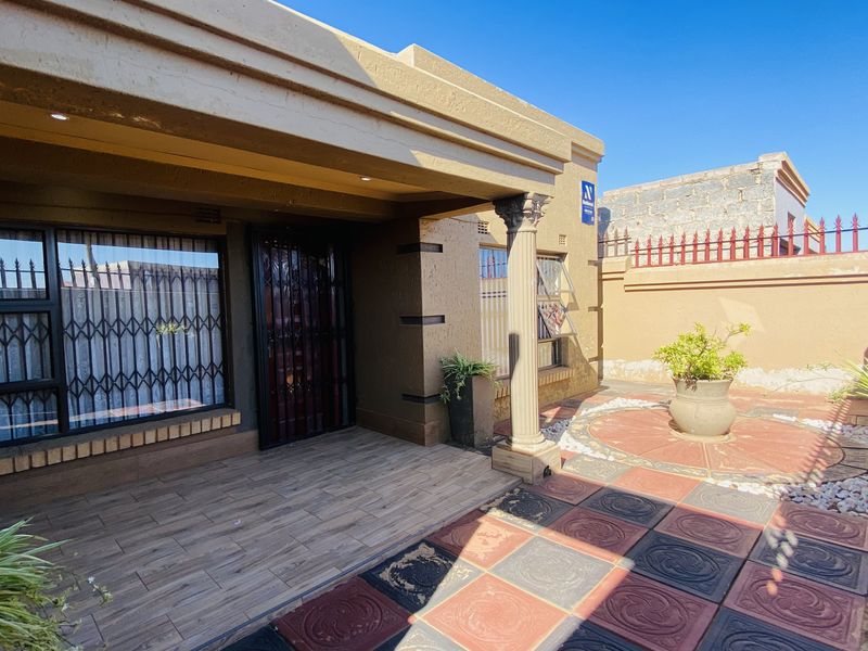 Neat Family Home in Tsakane Ext 15 - Photo 1