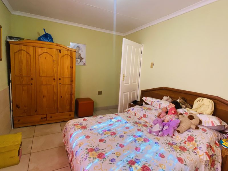 Neat Family Home in Tsakane Ext 15 - Photo 10
