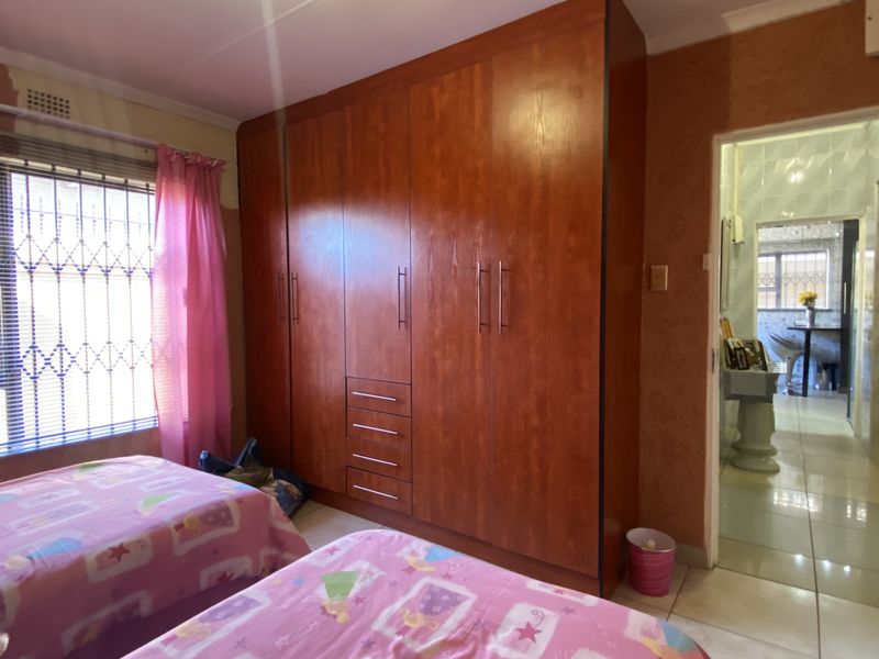 Neat Family Home in Tsakane Ext 15 - Photo 9