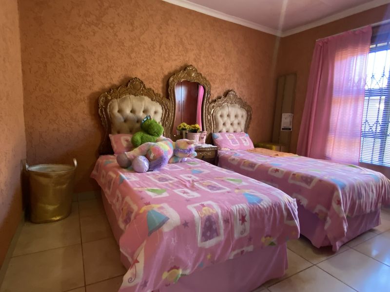 Neat Family Home in Tsakane Ext 15 - Photo 8