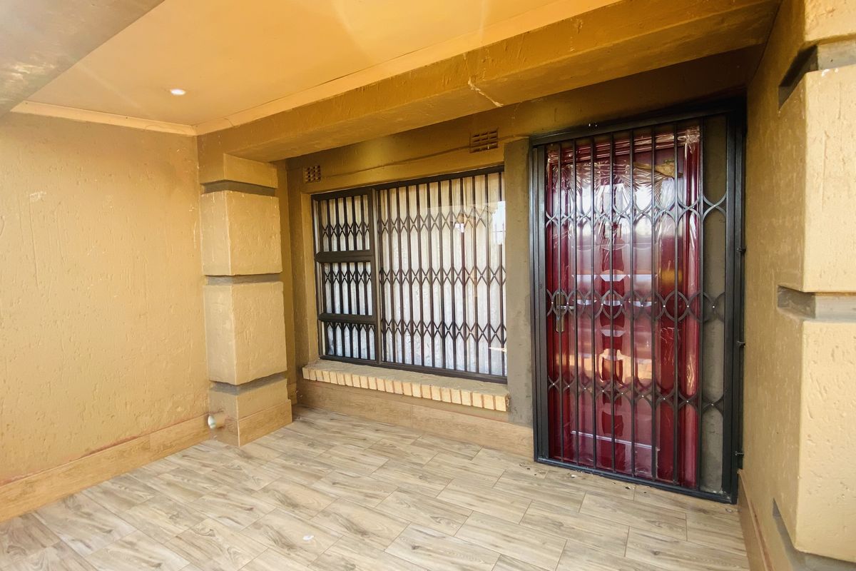 Neat Family Home in Tsakane Ext 15 - Photo 2