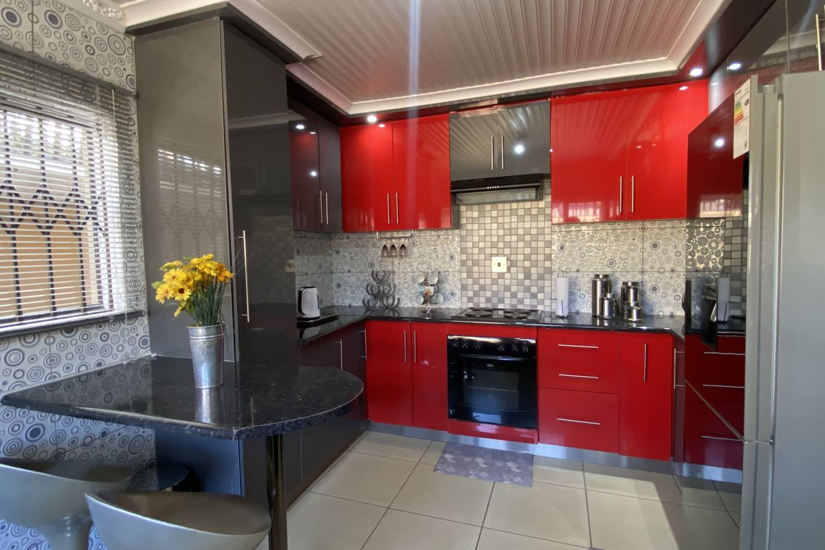 Neat Family Home in Tsakane Ext 15 - Photo 4