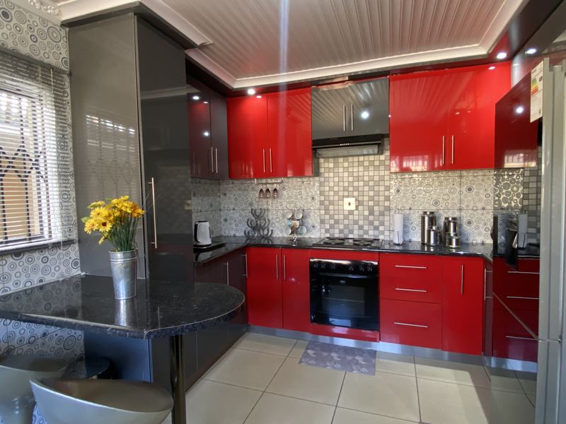 Neat Family Home in Tsakane Ext 15 - Photo 4