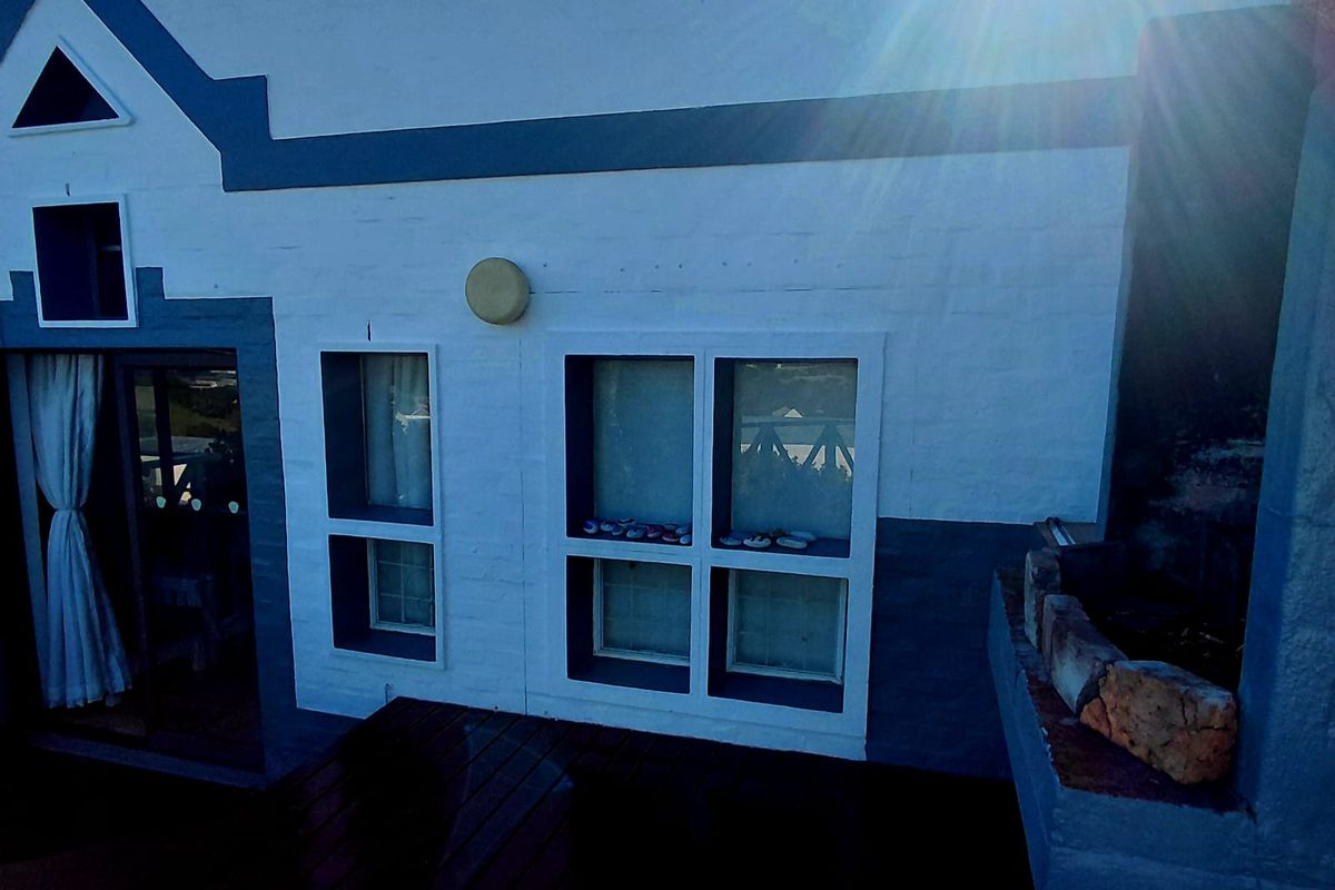 Spacious Coastal Living with Modern Appeal. - Photo 3