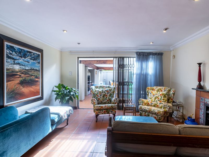 Comfort & charm epitomize this home - Photo 7