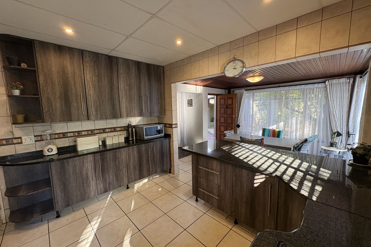 Spacious Family Home with Great Potential! - Photo 4