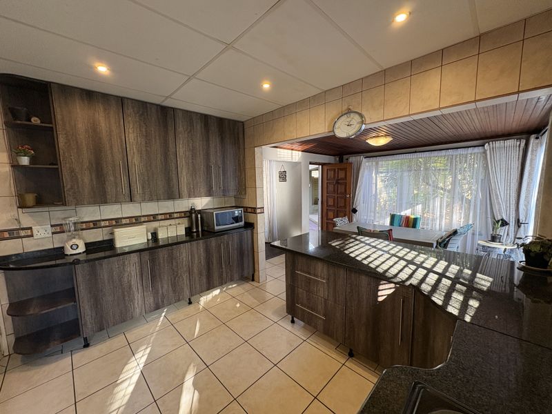 Spacious Family Home with Great Potential! - Photo 4