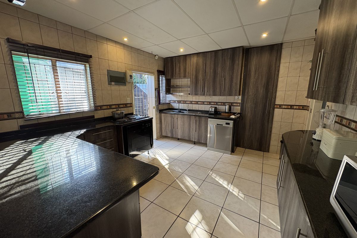 Spacious Family Home with Great Potential! - Photo 3