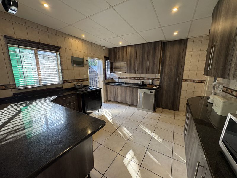 Spacious Family Home with Great Potential! - Photo 3