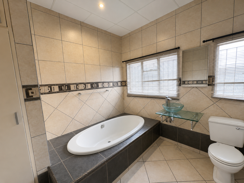 Spacious Family Home with Great Potential! - Photo 9