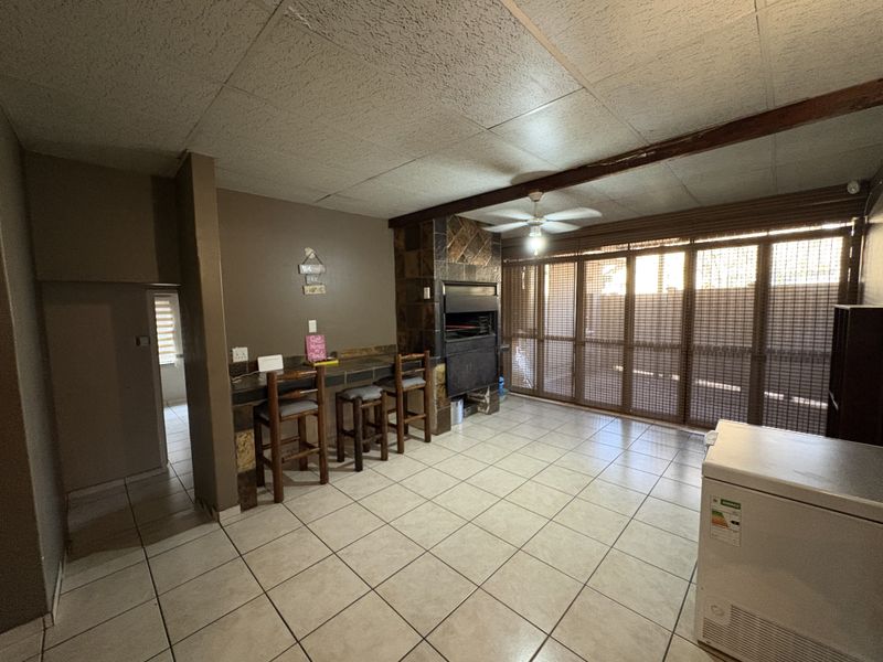 Spacious Family Home with Great Potential! - Photo 7