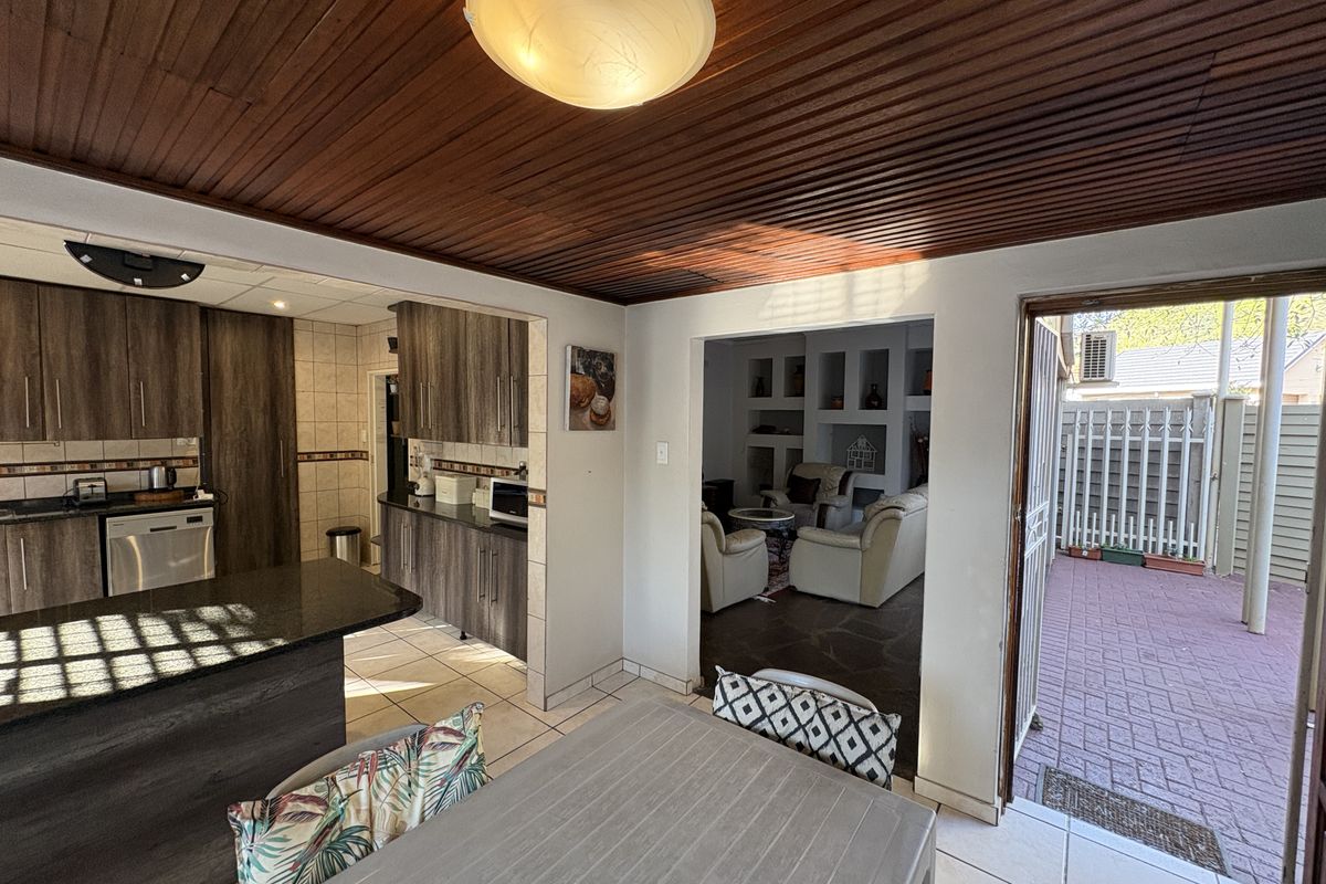 Spacious Family Home with Great Potential! - Photo 5