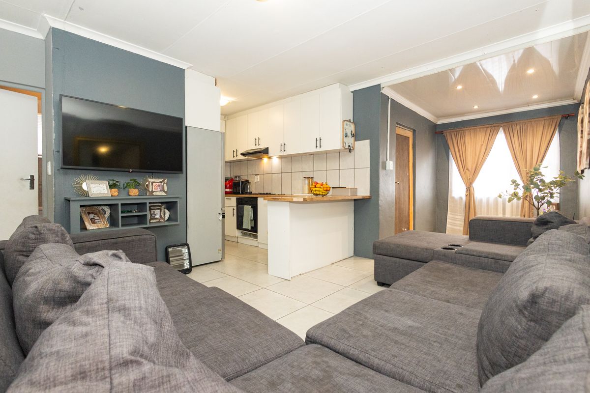Beautiful Modern 3-Bedroom Family Home in Scottsdene - Photo 4