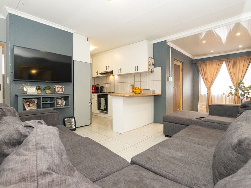 Beautiful Modern 3-Bedroom Family Home in Scottsdene - Photo 4