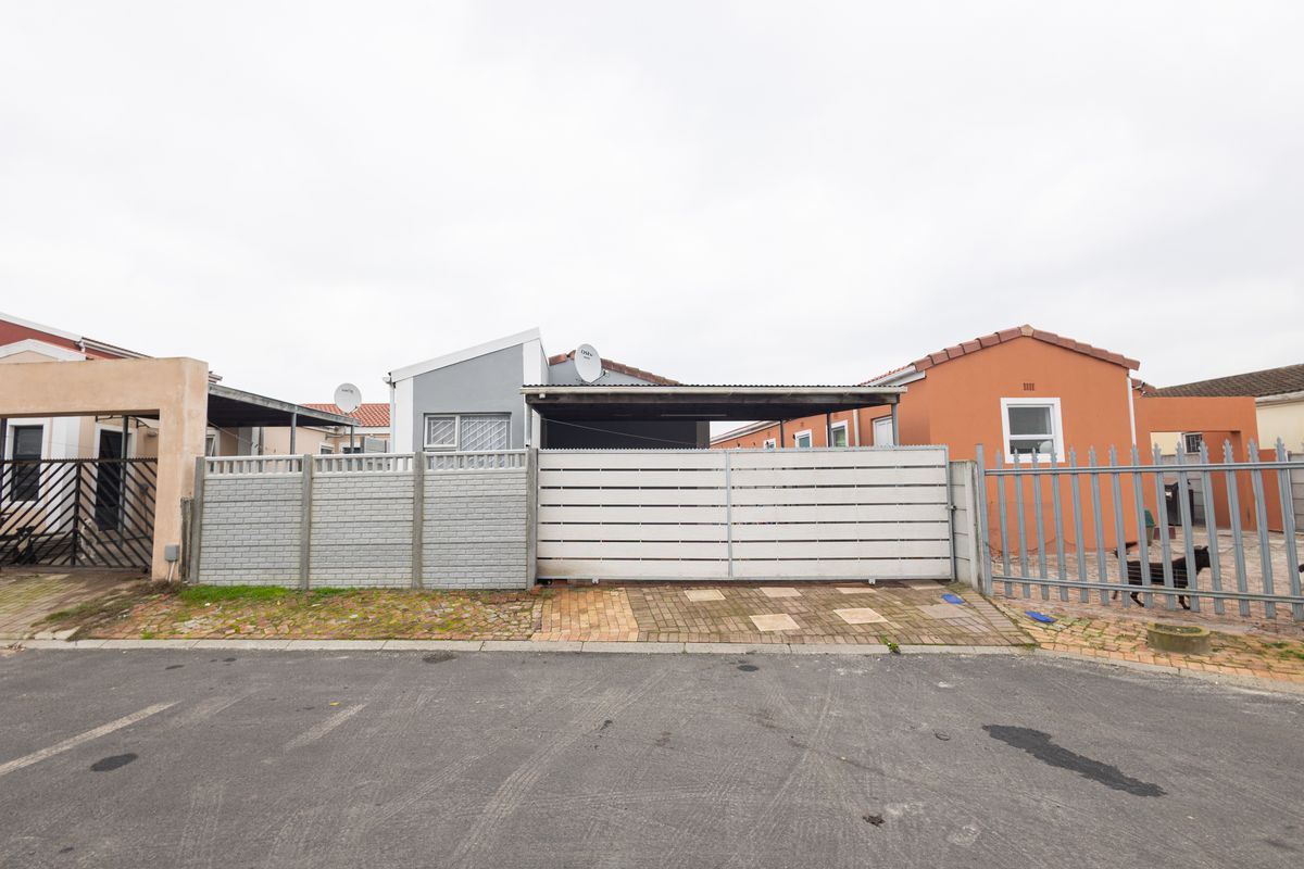 Beautiful Modern 3-Bedroom Family Home in Scottsdene - Photo 2