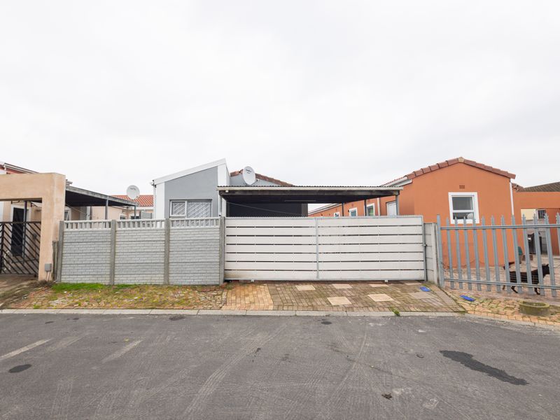 Beautiful Modern 3-Bedroom Family Home in Scottsdene - Photo 2