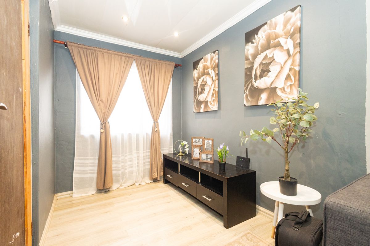 Beautiful Modern 3-Bedroom Family Home in Scottsdene - Photo 3