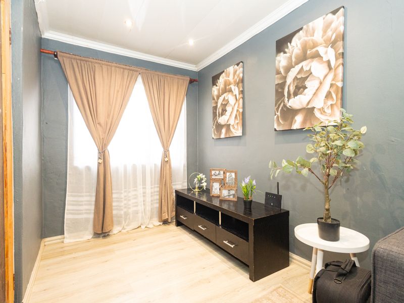 Beautiful Modern 3-Bedroom Family Home in Scottsdene - Photo 3
