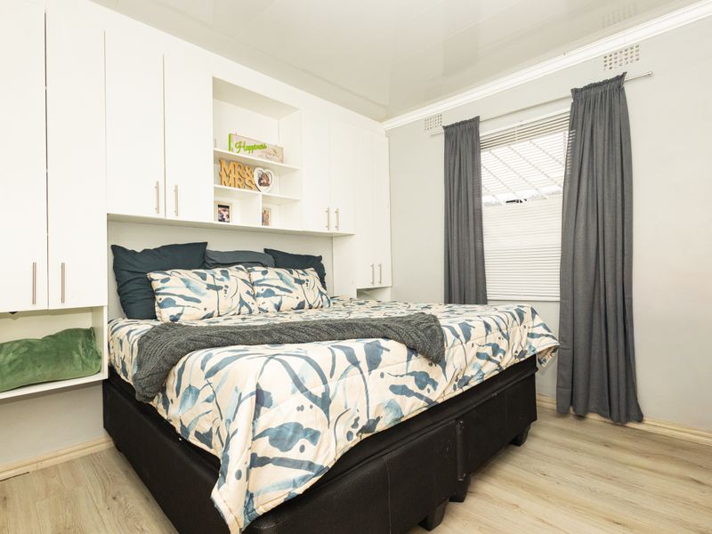 Beautiful Modern 3-Bedroom Family Home in Scottsdene - Photo 10