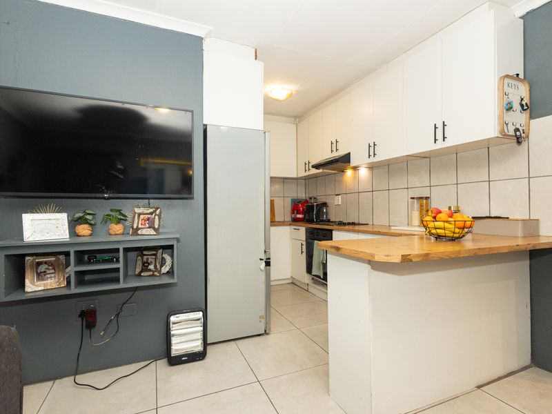Beautiful Modern 3-Bedroom Family Home in Scottsdene - Photo 9