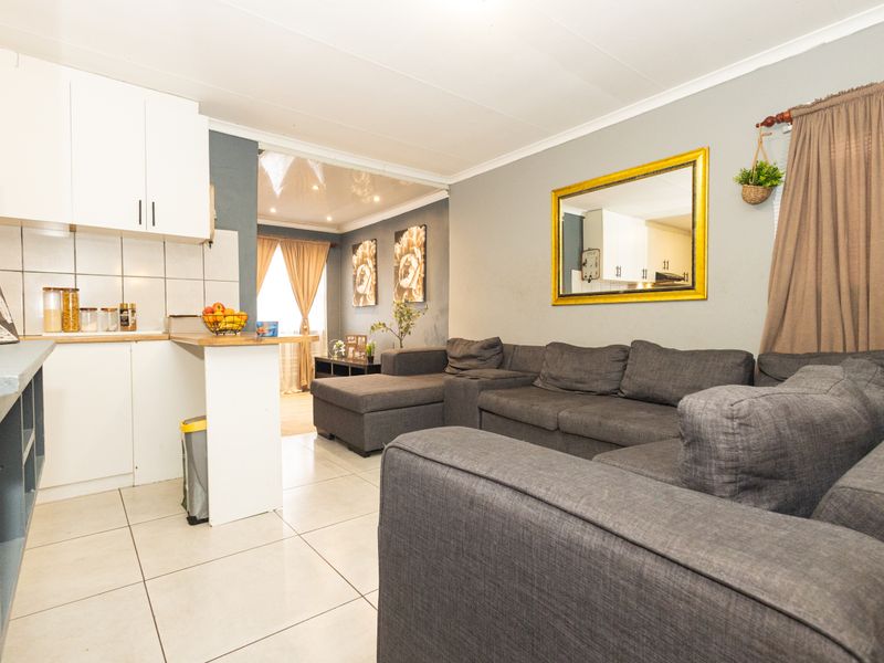 Beautiful Modern 3-Bedroom Family Home in Scottsdene - Photo 8