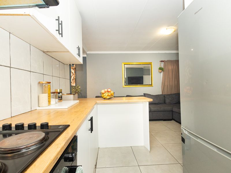 Beautiful Modern 3-Bedroom Family Home in Scottsdene - Photo 7